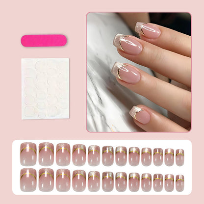 Kunstnagelset mit eleganter Glitzer-French-Spitze und goldenen Verzierungen Brehn