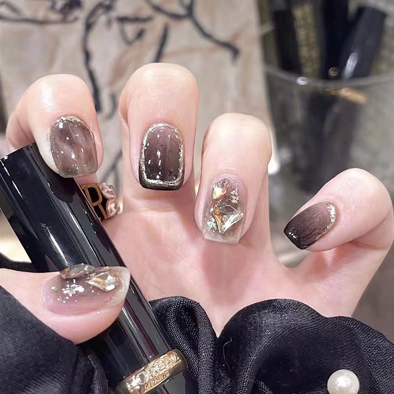 Kunstvolle Nagelsets mit floralen Akzenten Brehn