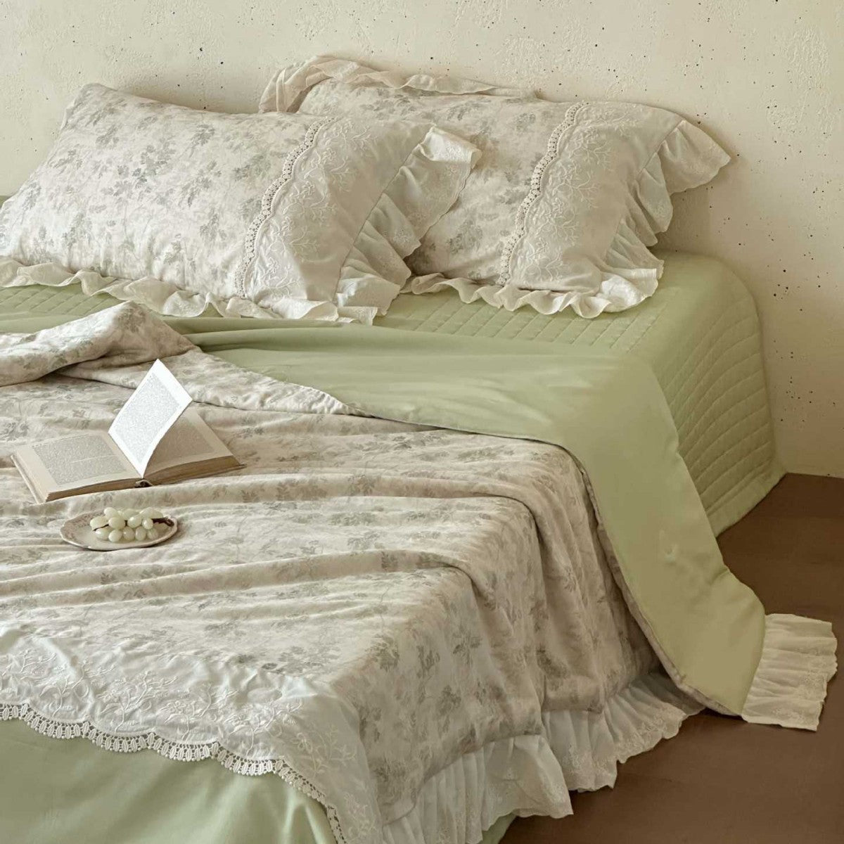 Romantische gesteppte Tagesdecke- und Bettwäscheserie mit Volant und floralem Leinenlook