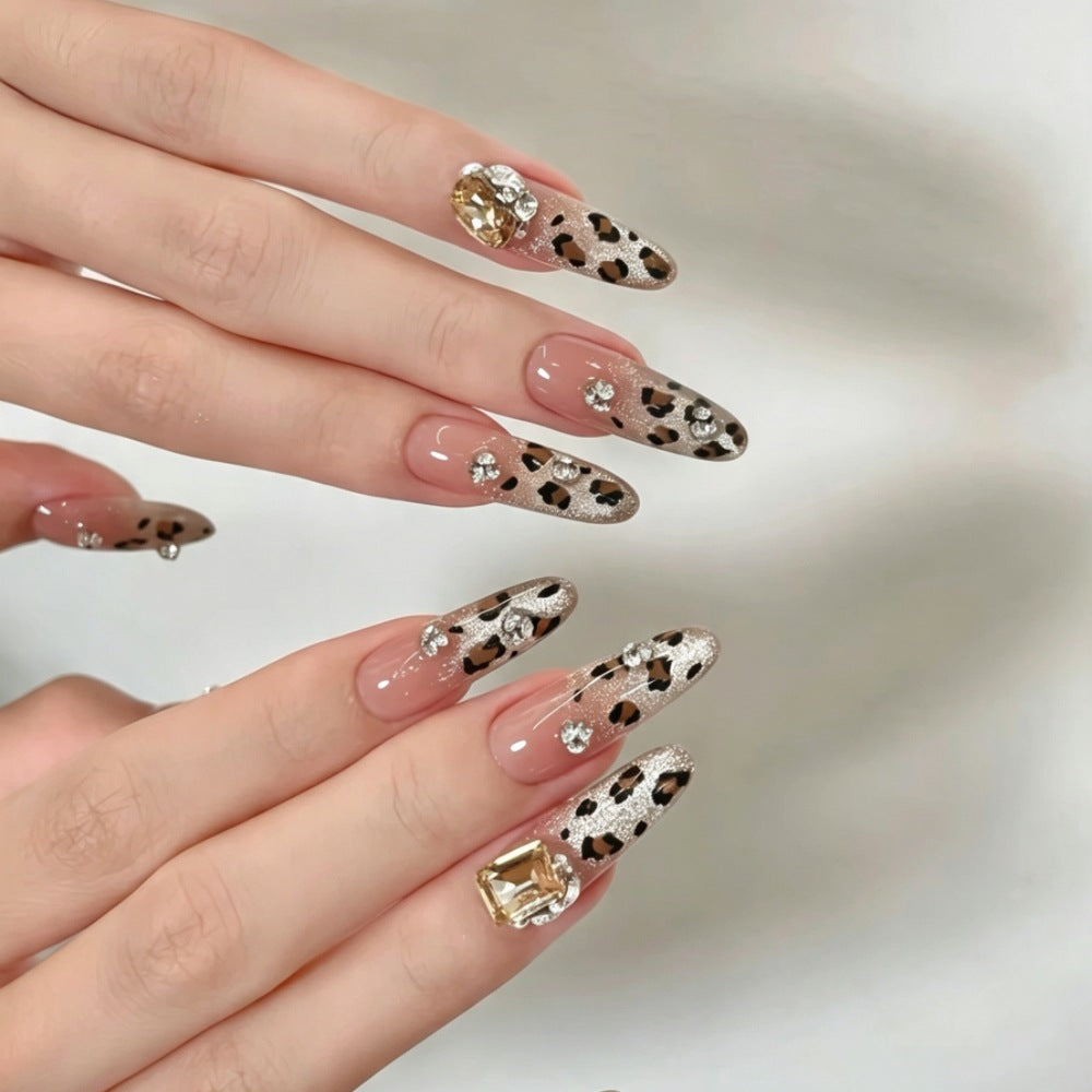 Dekorative Lange Stiletto Press-On Nägel mit Strass-Akzenten Brehn