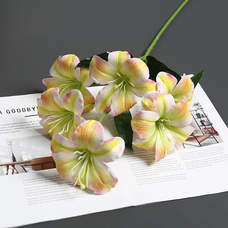 Realistische Seidenblumenstängelanordnung