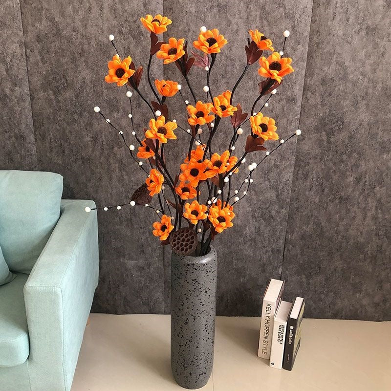 Lebensechte dekorative Blumenarrangement