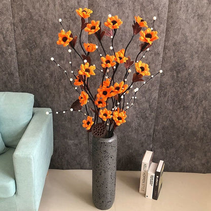 Lebensechte dekorative Blumenarrangement