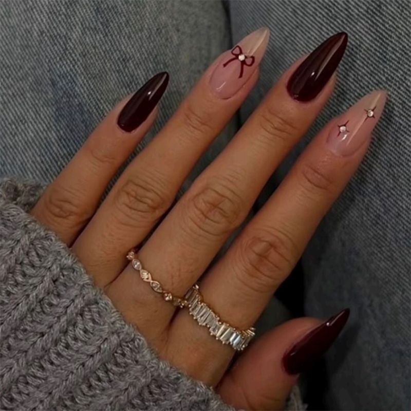 Künstlerisches Press-On-Nagelkunstset mit dekorativem Bogen und Kristallakzenten Brehn