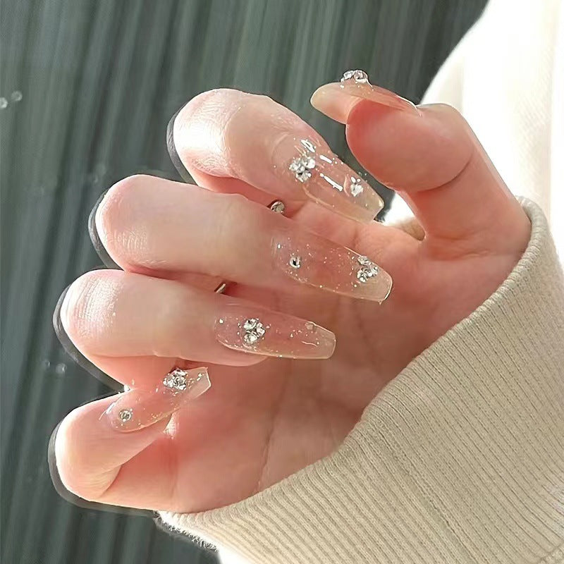 Kunstvolle Nagelsets mit floralen Akzenten Brehn