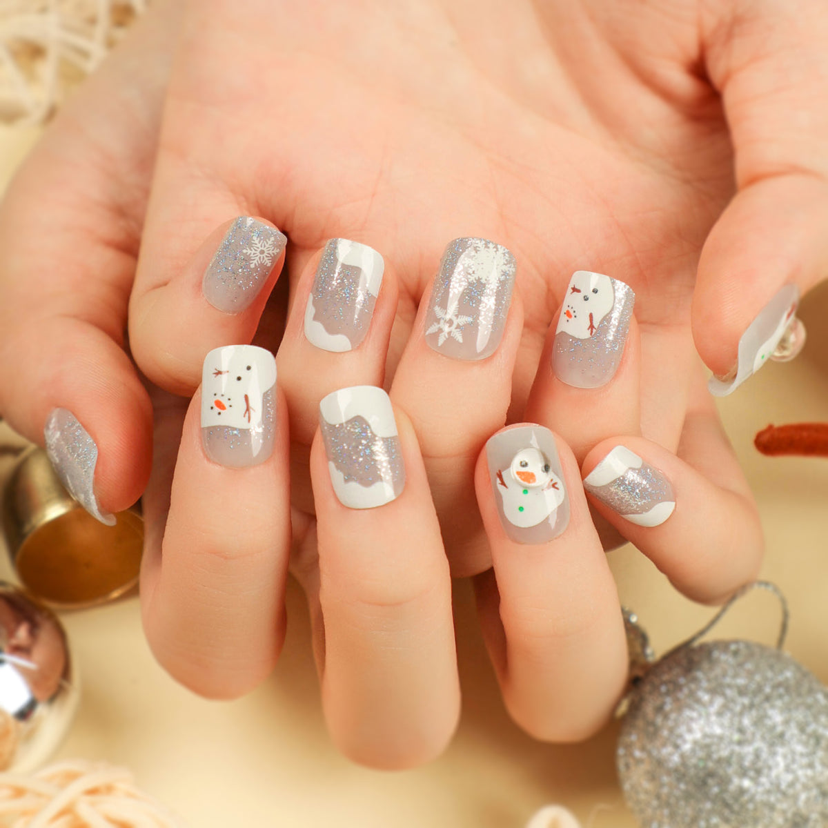 Kunstvolle Nagelkunst mit Schnee- und Weihnachtsmotiven Brehn