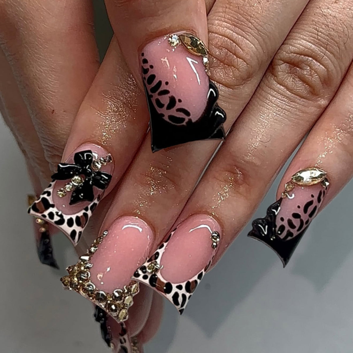 Kunstvolle Nagelkunst mit Strass und tierischen Akzenten Brehn