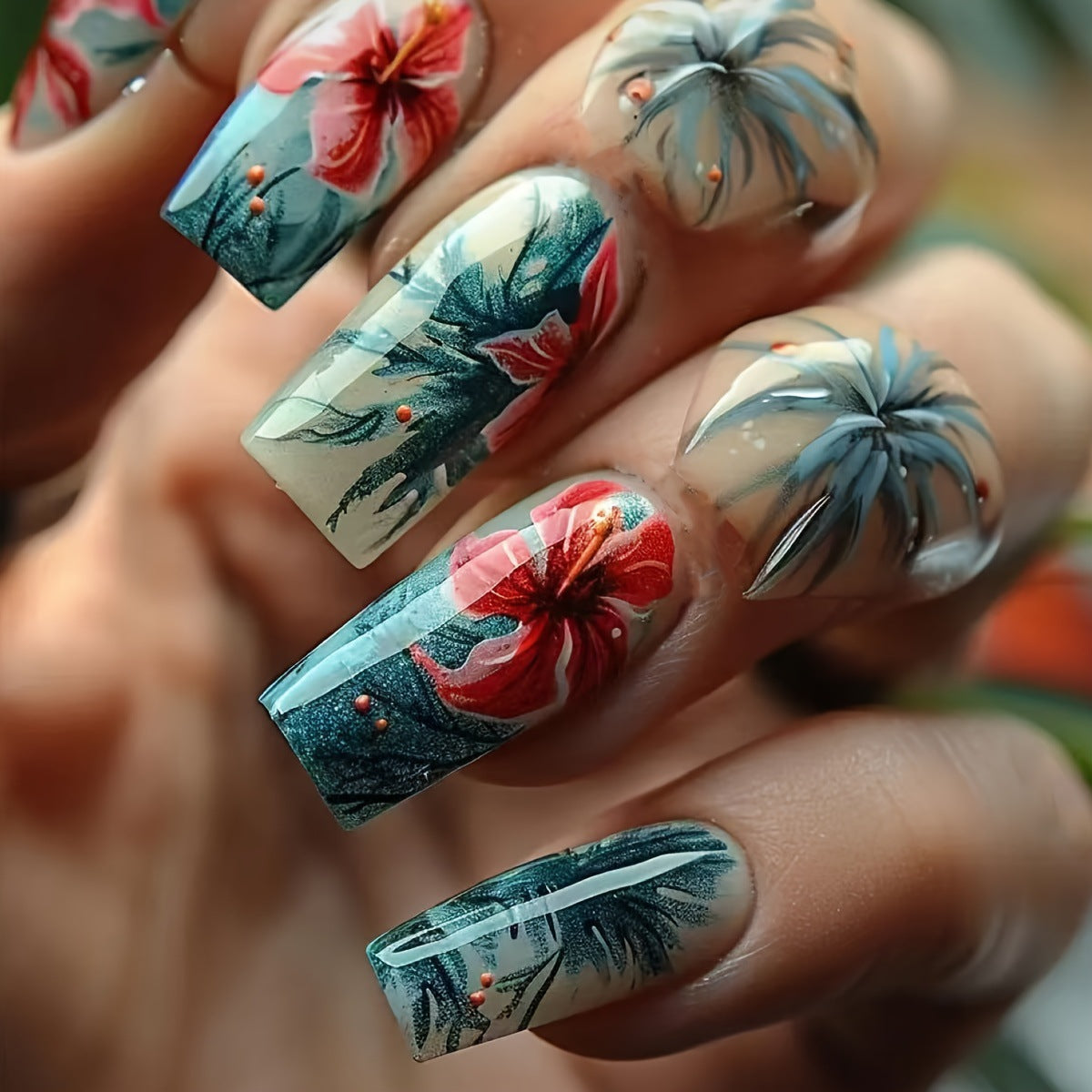 Kreative Kunstnägel mit Floralem Hibiskusmotiv Brehn