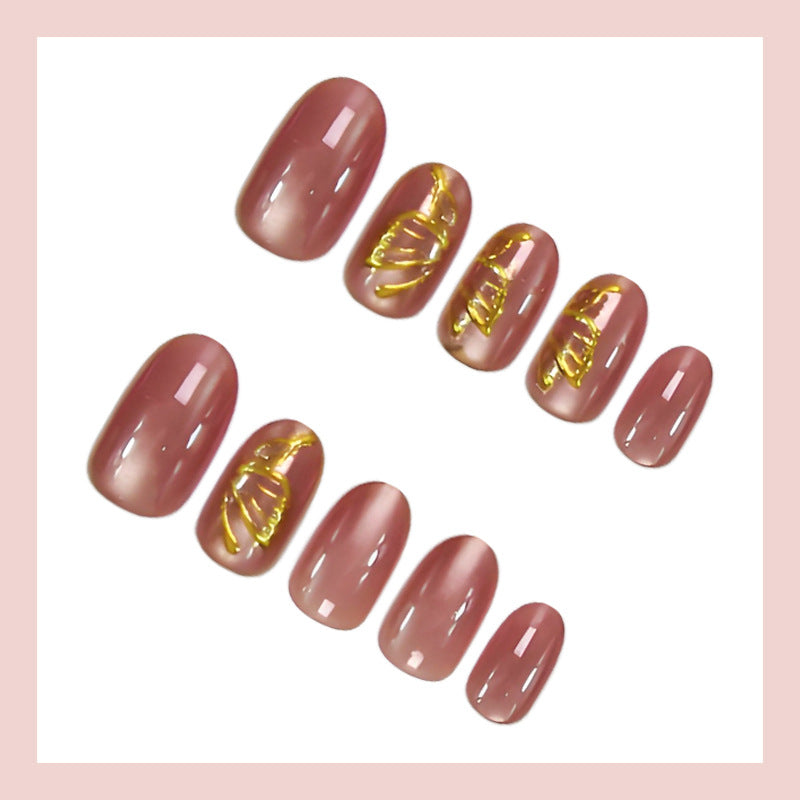 Kunstnagelset mit eleganten goldenen Akzenten und schimmerndem Finish Brehn