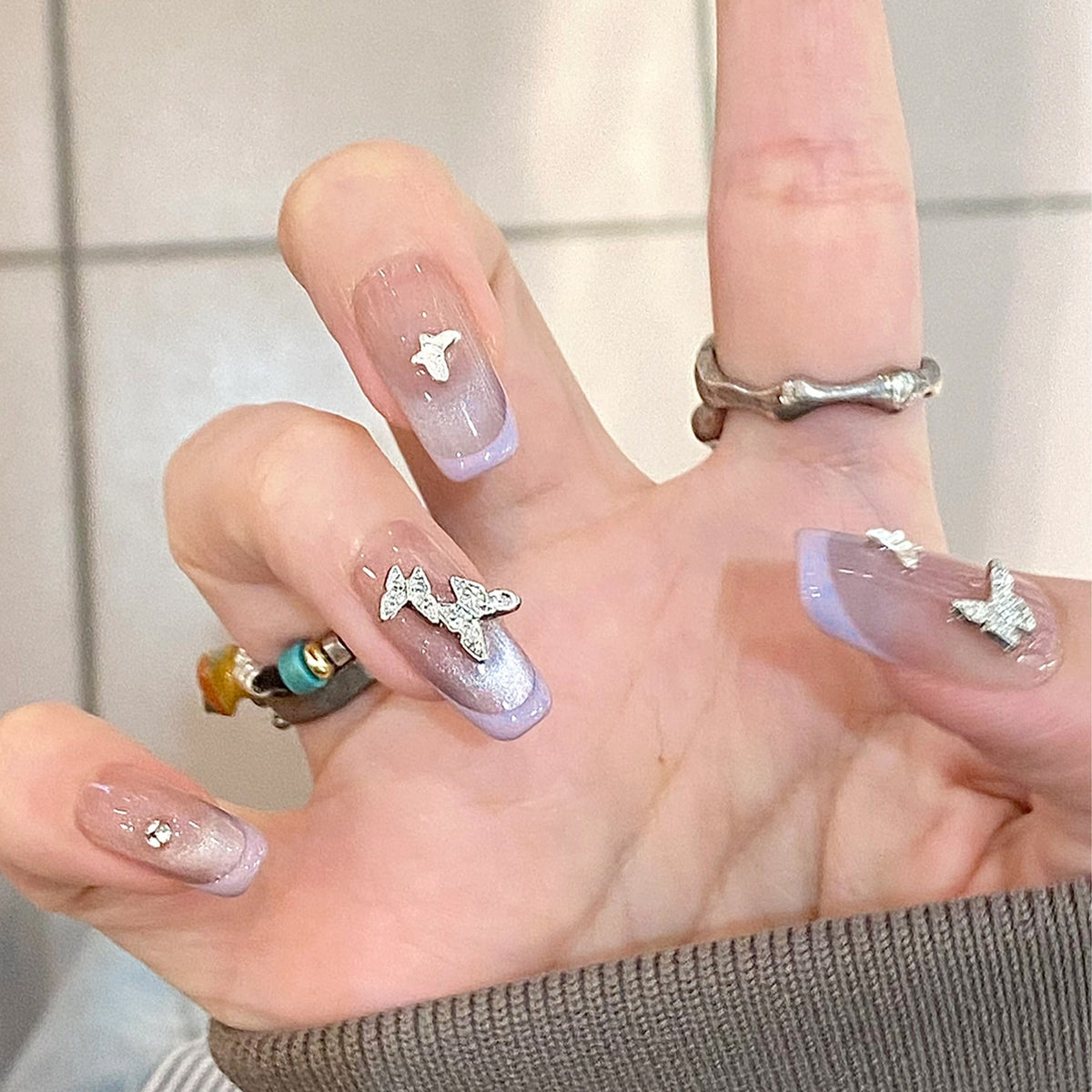 Künstliche Nagelverlängerungen mit Glitzerdesign und edlen Akzenten Brehn