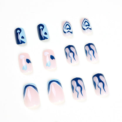 Kunstvolle Nagelkunst mit Herzen und geometrischen Mustern Brehn