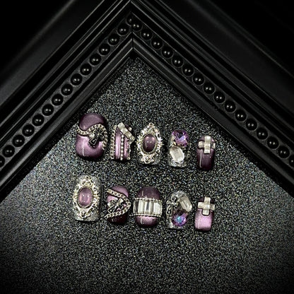 Elegantes, mit Edelsteinen verziertes Press-On-Nagelset