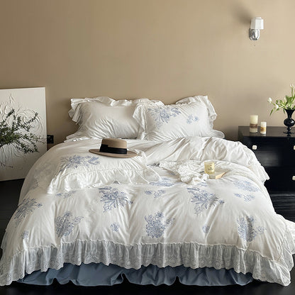 Besticktes Bettwäscheset im Landhausstil mit Rüschenvolant und Lochspitze