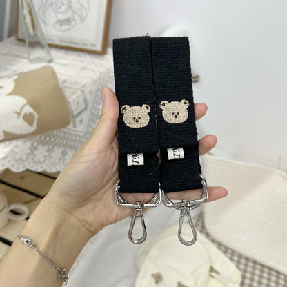 Abnehmbare gewebte Tasche mit gesticktem Bären und silbernen Drehclips