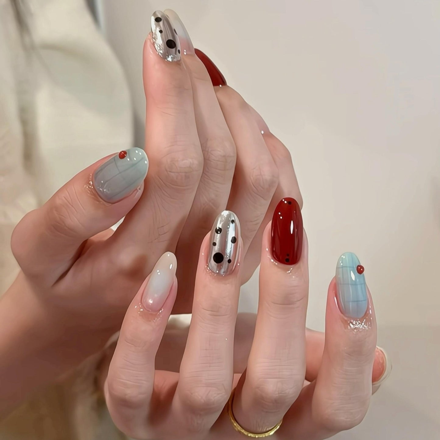 Kunstnägel mit Kreativem Geometrischen Design und Modernen Akzenten Brehn