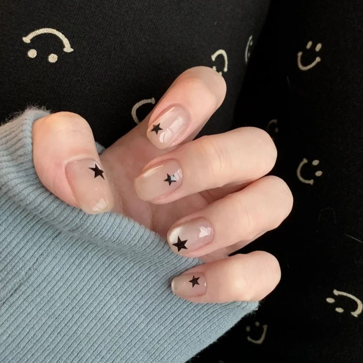 Künstlerisches Press-on-Nagelset mit Sternenmotiven Brehn