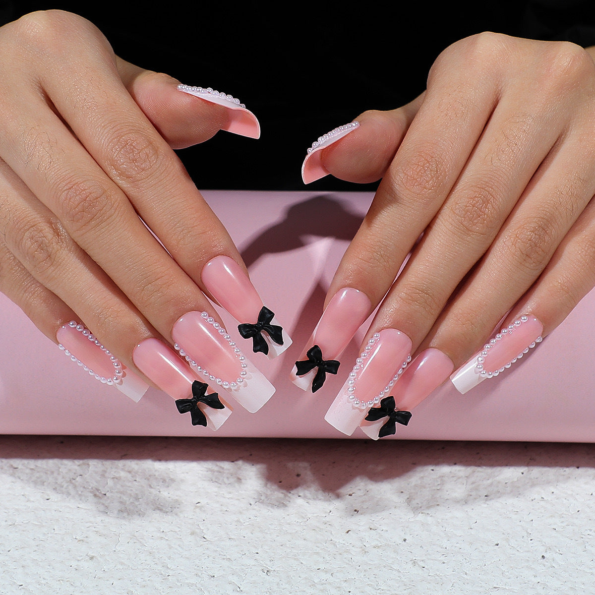 Kunstnagelset mit eleganten Strass- und Schleifenverzierungen Brehn