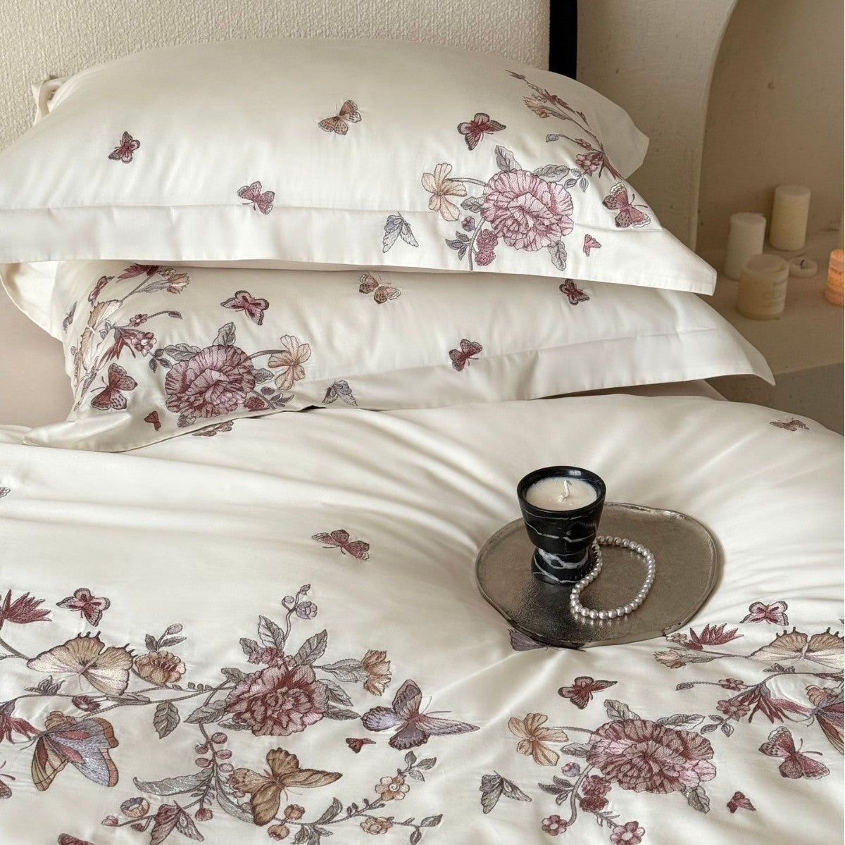 Luxuriöse Baumwollsatin-Bettwäschegarnitur mit floraler Stickerei und Schmetterlingsmotiv