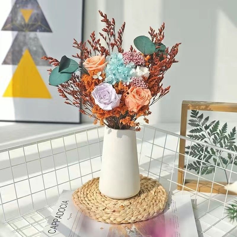 Eleganter Trockenblumenstrauß mit dekorativer Vase
