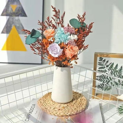 Eleganter Trockenblumenstrauß mit dekorativer Vase