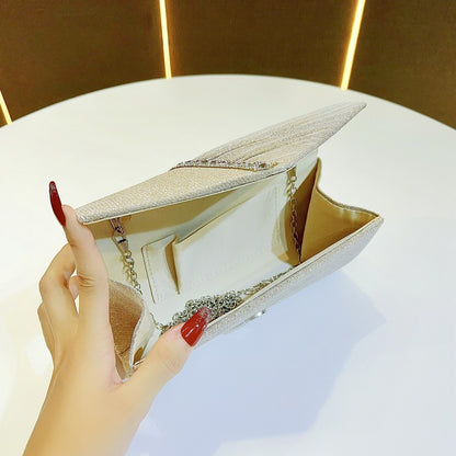Falten-Abend-Clutch mit Kristallakzent