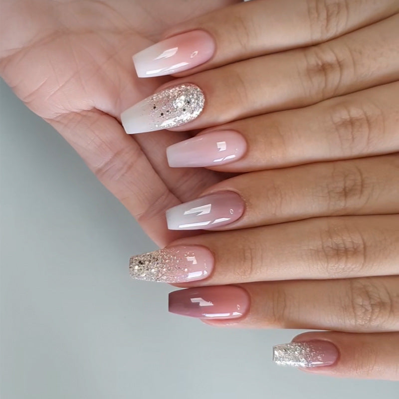 Elegante Stiletto Press-On Nagelkunst mit Strass-Akzenten Brehn