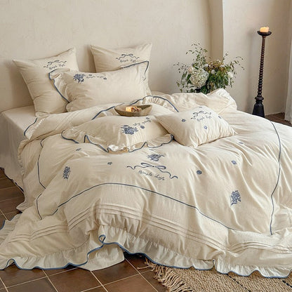 Baumwoll-Musselin Bettwäscheset mit zarter Blumenstickerei, Volant und atmungsaktivem Finish