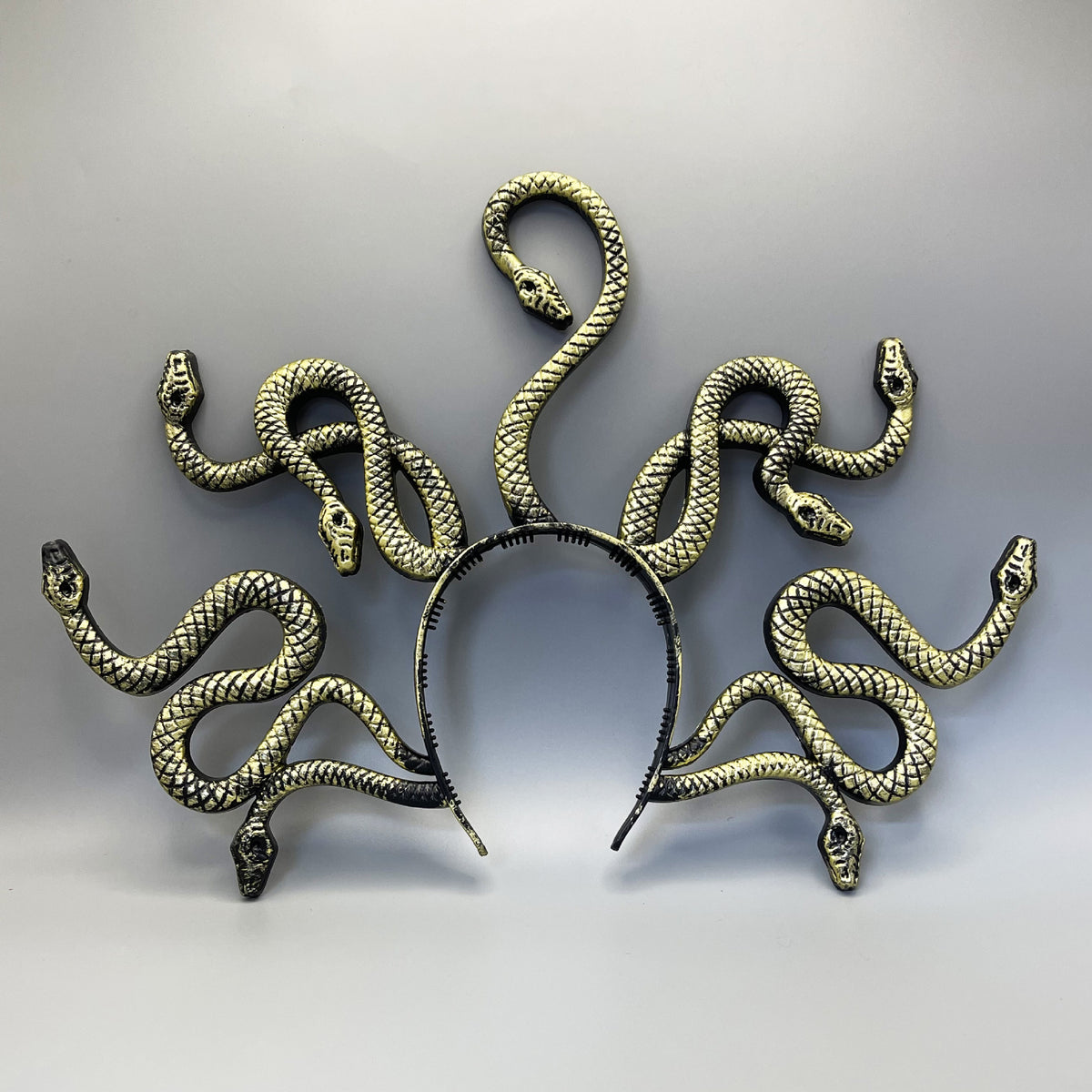 Medusa-inspirierter Haarreif mit 3D-Schlangenapplikationen
