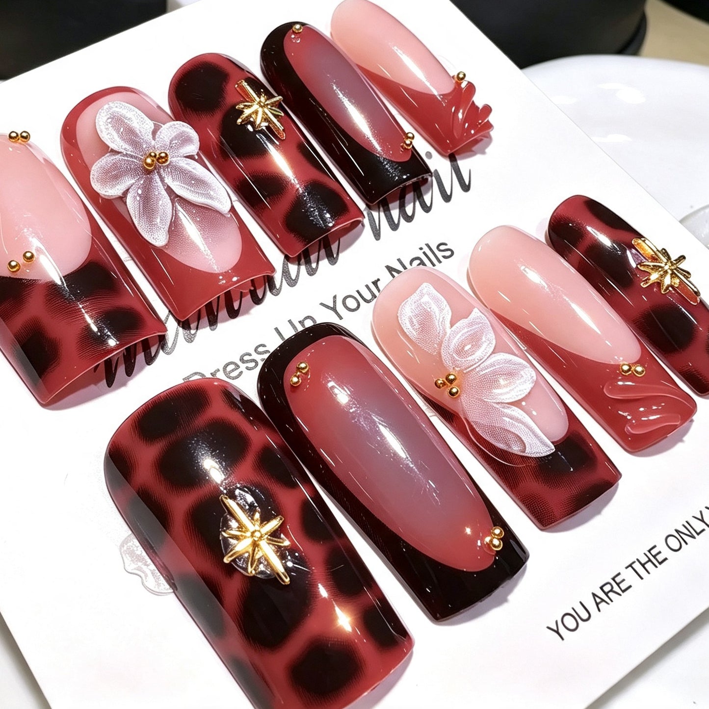 Künstlerisches Floral Press-On Nagelset Brehn