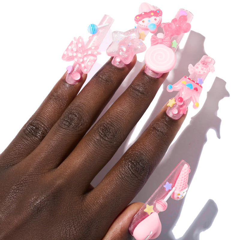 Kreatives Kunstnagelset mit verspielten Motiven und Glitzerakzenten Brehn
