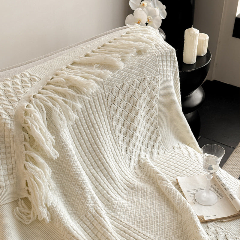 Gestrickte Wohndecke mit Zopfmuster, Fransen und weichem Baumwollmix