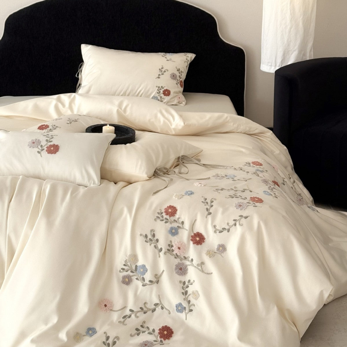 Luxuriöses Satin-Bettwäsche-Set mit floraler Stickerei und Kissenbezügen Brehn