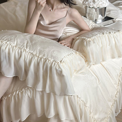 Bettwäsche‑Garnitur im Vintage‑Rüschenstil aus Baumwollsatin mit Jacquard‑Medallion und Volant