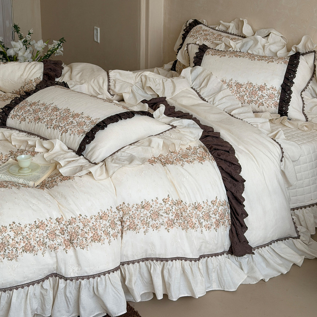 Vintage Cottage Floral Rüsch Bettbezug Set mit gestepptem Bolster und tiefem Bettrock