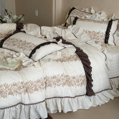 Vintage Cottage Floral Rüsch Bettbezug Set mit gestepptem Bolster und tiefem Bettrock