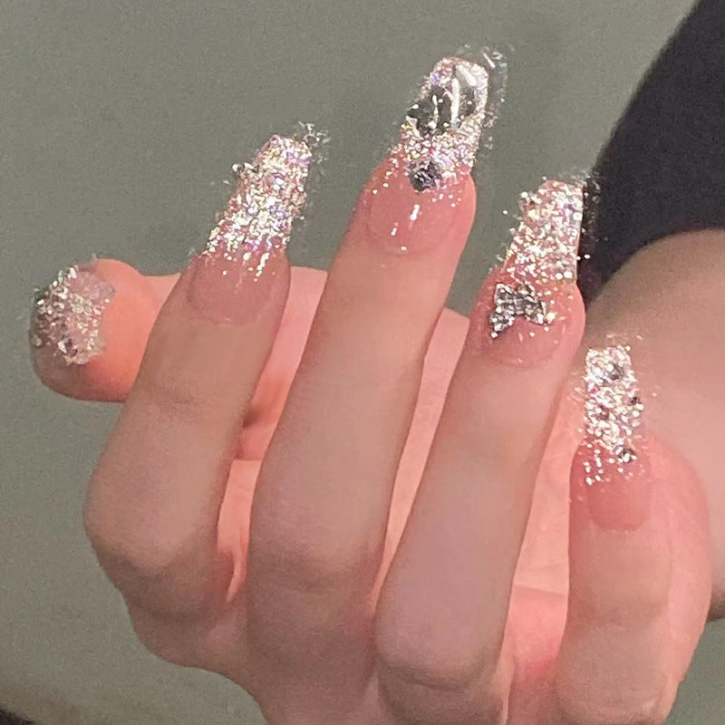 Glitzernde Nagelkunst mit 3D-Applikationen Brehn