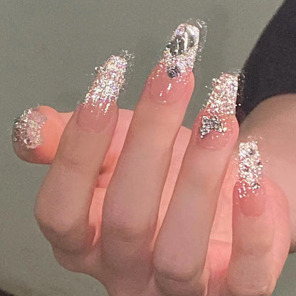 Glitzernde Nagelkunst mit 3D-Applikationen Brehn