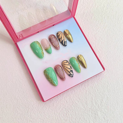 Künstlerisches Press-On-Nagelset mit elegantem Schmetterling und floralen Akzenten