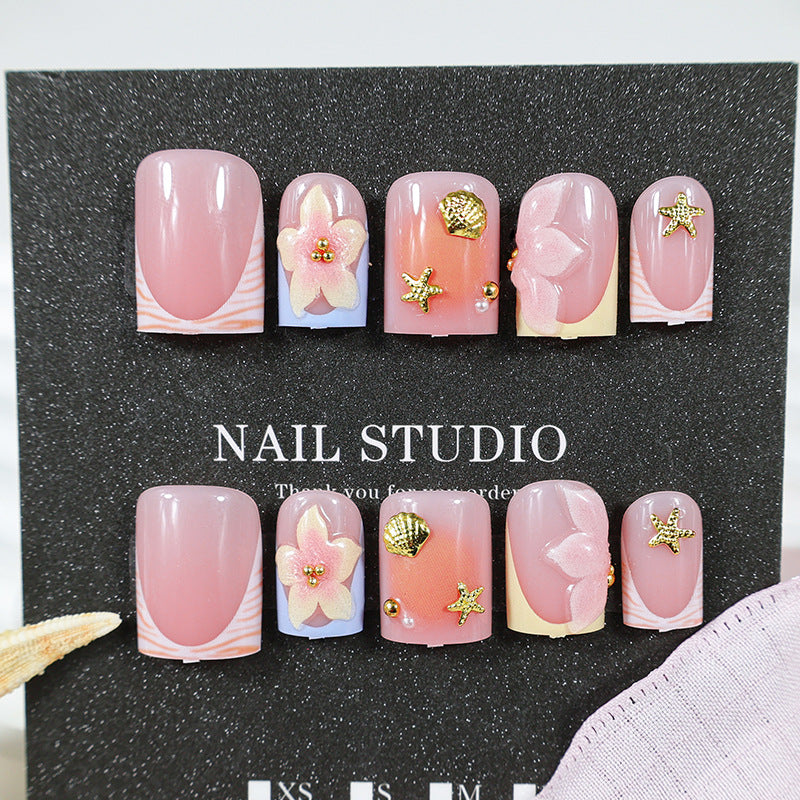 Kunstnagelset mit floralen Akzenten und elegantem Glanz Brehn