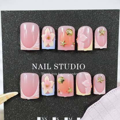 Kunstnagelset mit floralen Akzenten und elegantem Glanz Brehn