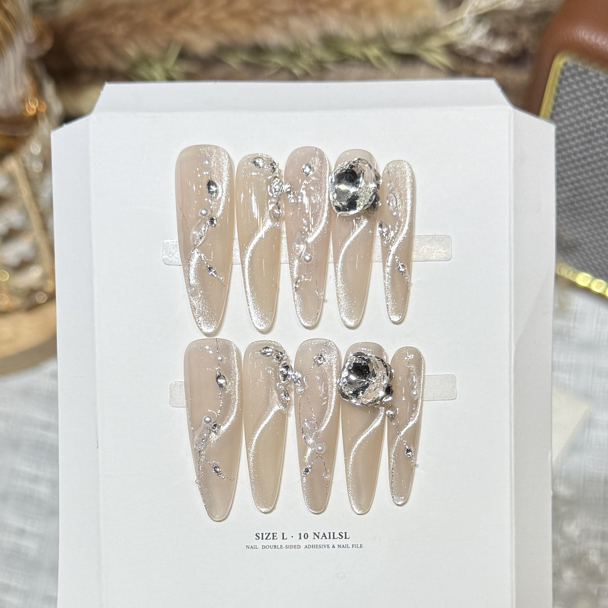 Künstlerisches Stiletto Press-On Nagelset mit Kristallakzenten Brehn