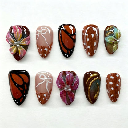 Künstlerische florale Glam Press-On Nagelkunst Brehn