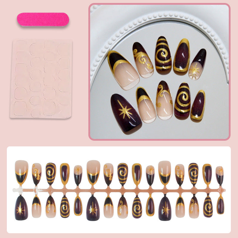 Kunstnagelset mit eleganten Spiralmustern und glamourösen goldenen Akzenten Brehn