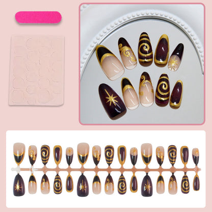 Kunstnagelset mit eleganten Spiralmustern und glamourösen goldenen Akzenten Brehn