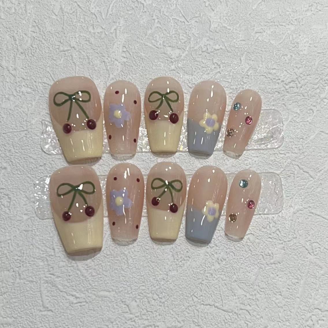 Charmantes dekoratives Press-On-Nagelset mit Kirsch- und Blumendesigns Brehn