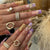 Künstlerisches Nagelkunst-Set mit eleganten Blumen- und Edelsteinakzenten Brehn
