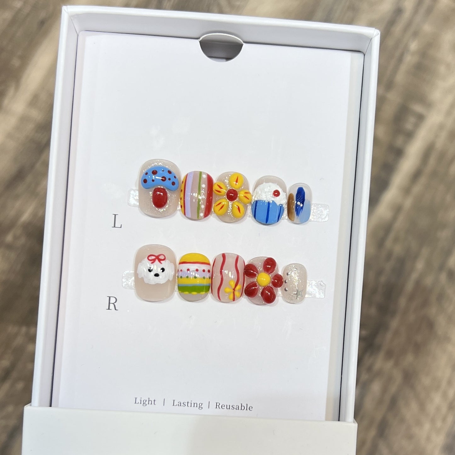 Dekoratives Press-On Nagelkunstset mit lustigen und verspielten Designs Brehn