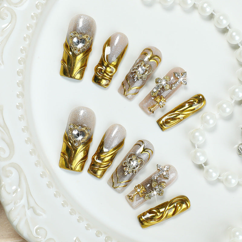 Kunstnagelset mit luxuriösen Goldverzierungen Brehn
