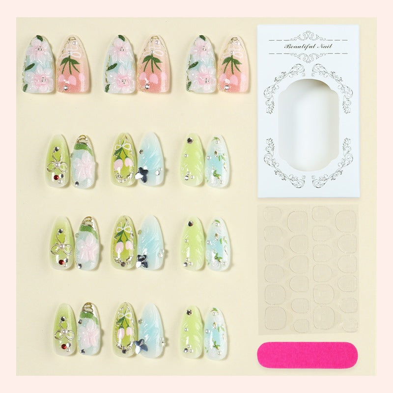 Kreatives Nagelset mit handgezeichneten floralen Mustern und Glitzerakzenten Brehn
