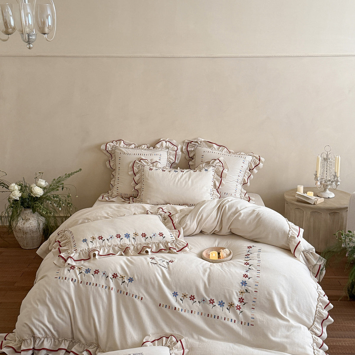 Boho-inspiriertes Bettwäsche-Set aus Bio-Baumwolle mit Volant und Blumenstickerei